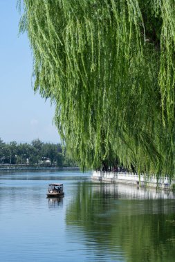 Sep 19, 2025 - Pekin, Çin: Turistler, Pekin 'in tarihi kulübelerine ve canlı çağdaş kültürüne bir göz atarak, Shichahai Gölü boyunca manzaralı bir tekne turunun tadını çıkarıyorlar..