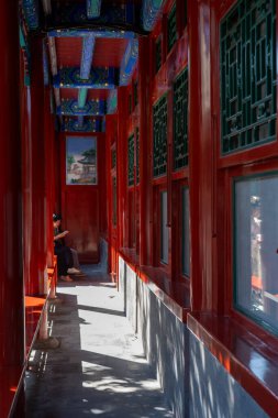 Sep 19, 2025 - Pekin, Çin: Yalnız bir ziyaretçi, Beijing Müzesi olarak korunan tarihi Qing hanedanlığı konutu olan Prince Gong Malikanesi 'nin süslü detaylarını düşünüyor..