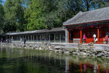 Sep 19, 2025 - Pekin, Çin: Ziyaretçiler Pekin 'in zengin kültürel mirasını yansıtan tarihi Prens Gong Konağı' nı, bir Qing hanedanlığı yadigârı ve müzesini keşfediyorlar..