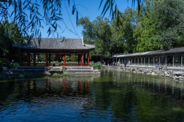 Sep 19, 2025 - Pekin, Çin: Turistler, zengin tarihi ve geleneksel mimariyi sergileyen bir Qing Hanedanlığı müzesi olan Beijing Prensi Gong Malikanesini keşfettiler.