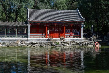 Sep 19, 2025 - Pekin, Çin: Bir ziyaretçi tarihi Prince Gong Malikanesi 'nin huzurlu bahçelerini, şu anda Pekin Müzesi olarak hizmet veren korunmuş bir Qing hanedanlığı malikanesini tasarlıyor..