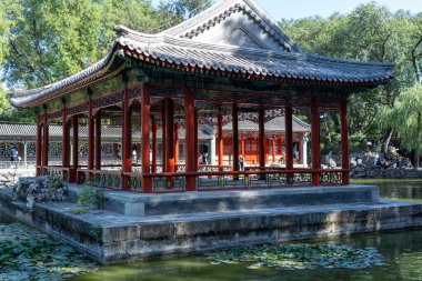 Sep 19, 2025 - Pekin, Çin: Turistler şu anda Pekin 'in zengin kültürel mirasını ve geleneksel mimarisini sergileyen bir müze olan tarihi Prens Gong Malikanesi' ni keşfediyorlar..