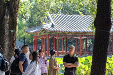 Sep 19, 2025 - Pekin, Çin: Turistler, Pekin 'in zengin kültürel mirasını sergileyen bir müze olarak hizmet veren tarihi Prens Gong Malikanesi' ni gözlemlediler..