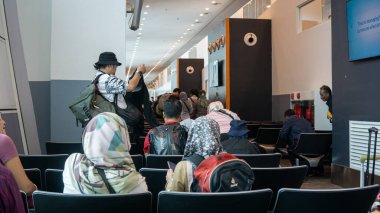 Sepang, Selangor Malezya - 16 Ağustos 2024: Kuala Lumpur Uluslararası Havalimanı 'nda Havalimanı Bekleme Koltuğu. Yolcu Dolu Bekleme Odası Biniş için Bekliyor.