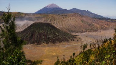 Bromo Tengger 'daki Bromo Dağı Krateri. Doğu Java' daki Semeru Ulusal Parkı. Sabah güneş doğarken..