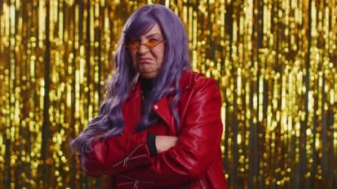 Tatminsiz kadın başını sallıyor hayır, başarısızlık nedenini soruyor, inançsızlığını dile getiriyor, sıkılmış hissediyor, sonuç olarak hayal kırıklığına uğruyor, kötü haber. Parlak disko partisi geçmişi olan yaşlı bir büyükanne.