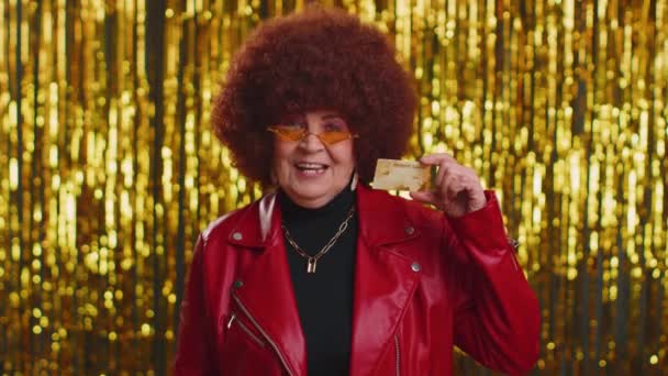 Щаслива Жінка Яка Показує Пластикову Кредитну Картку Рекламу Передає Гроші — стокове відео