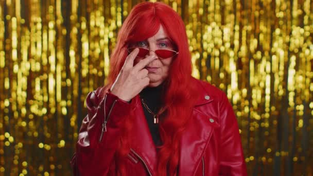 Surveille Femme Avec Une Perruque Rouge Pointant Vers Ses Yeux — Video