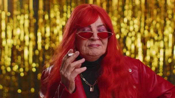 Mulher Madura Sênior Com Cabelo Vermelho Óculos Sol Posando Cigarro — Vídeo de Stock