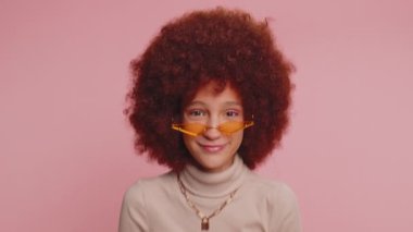 Genç kız çocuk bağırıyor, el kol hareketi yapıyor başarıyı kutluyorum, kazanıyorum, doğum günü, piyango vuruşu hedefliyorum. Pembe arka planda izole edilmiş küçük komik çocuklar