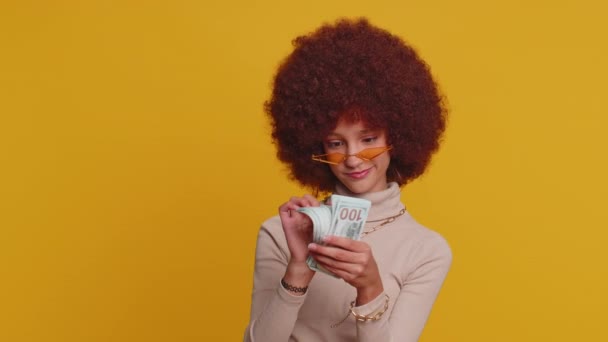 Joyeux Jeune Millionnaire Écolière Avec Afro Coiffure Luxuriante Montrant Gaspillage — Video