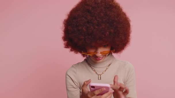 Fiatal Tinédzser Lány Gyerek Használja Mobil Okostelefon Gépelés Böngészés Mondani — Stock videók