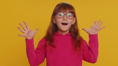 Aman Tanrım, vay canına. Genç kız çocuk kameraya büyük gözlerle bakıyor, ani bir zaferle şoke olmuş, piyango golü atan çocuklar iyi haberler elde ediyor. Sarı arka planda küçük çocuklar