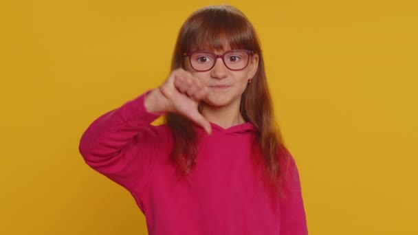 Nem Tetszik Zaklatott Fiatal Kiskorú Gyerek Hüvelykujját Lefelé Mutatva Jelez — Stock videók
