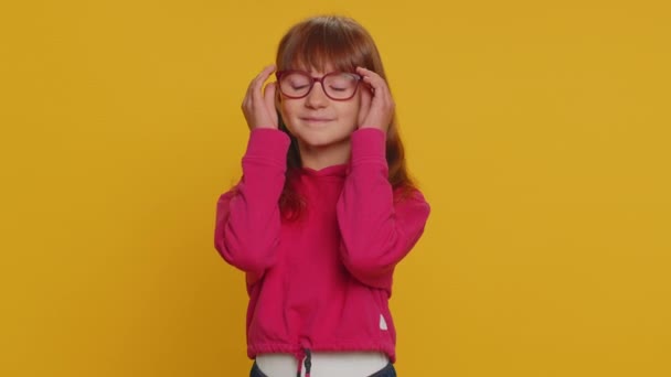 Alegre Adorable Niña Preadolescente Joven Niña Gafas Sonriendo Mirando Cámara — Vídeos de Stock