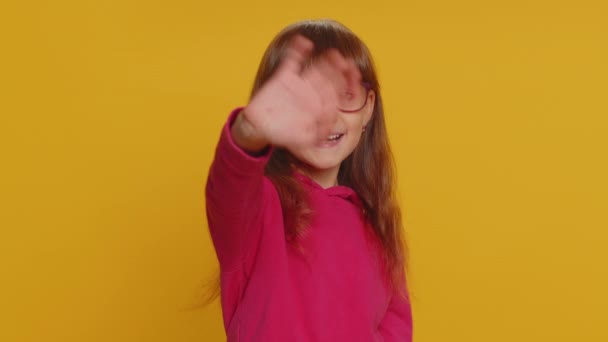 Юная Школьница Очках Дружелюбно Улыбается Камеру Машет Руками Показывая Привет — стоковое видео