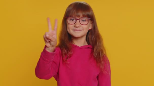 Glückliches Frühkindliches Mädchen Das Siegeszeichen Zeigt Auf Erfolg Und Sieg — Stockvideo