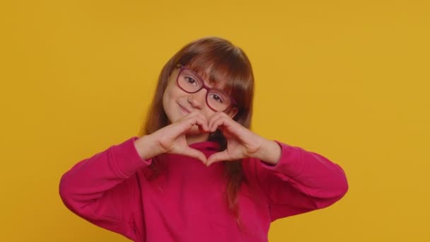Love You Smiling Young Preteen Child Girl Kid Makes Heart — Vídeos de Stock