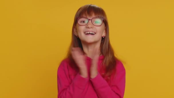 Szép Vidám Fiatal Kamaszlány Gyerek Gyerek Nagyban Helyesli Javaslatot Rázás — Stock videók