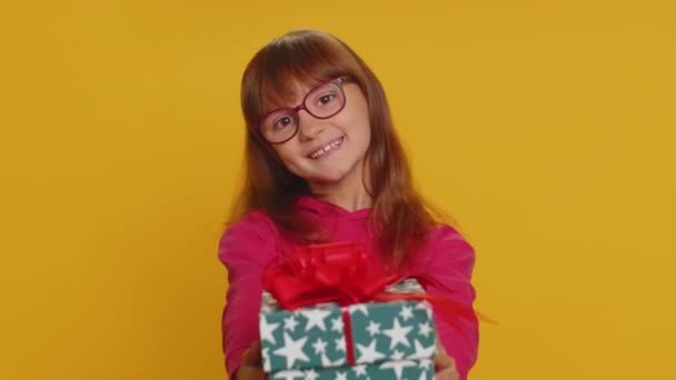 Lovely Smiling Young Preteen Child Girl Kid Presenting Birthday Gift — Videoclip de stoc