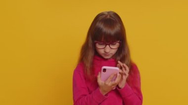 Gözlüklü liseli kız akıllı telefon daktilo kullanıyor. Ani piyango sonuçlarını kaybediyor. Kötü talih, kayıp. Eğitim, eğitim. Sarı arka planda genç bayan çocuk.