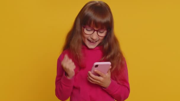 Mladé Předpuberťačky Dítě Použít Mobilní Smartphone Psaní Prohlížení Říct Wow — Stock video
