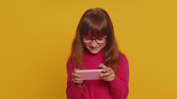 Aggódik Vicces Fiatal Tizenéves Gyermek Lány Gyerek Lelkesen Játszik Versenyzés — Stock videók