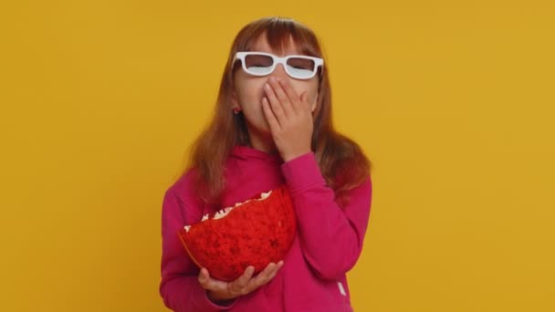 Podekscytowana Młoda Uczennica Okularach Jedząc Popcorn Oglądając Ciekawe Seriale Telewizyjne — Wideo stockowe