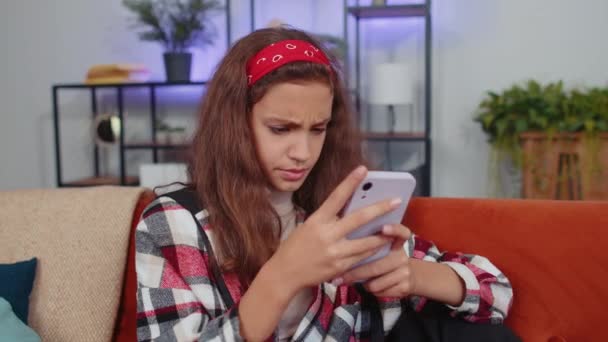 Tuhan Wow Gembira Pemenang Remaja Gadis Anak Menggunakan Smartphone Mengetik — Stok Video