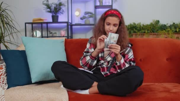 Планирую Семейный Бюджет Девочка Подросток Пересчитывающая Деньги Наличными Смартфоне Рассчитывает — стоковое видео