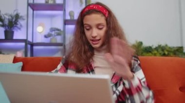 Kanepede oturan genç kızın portresi, kameraya bakmak, arkadaşlarıyla ya da aileleriyle görüntülü bir konferans görüşmesi yapmak, keyifli sohbetler yapmak. Küçük çocuk, çocuk gülüyor. Evde el sallıyor.