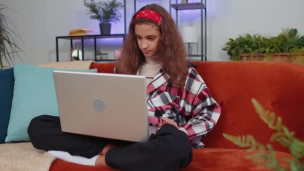 Kedves Fiatal Lány Szabadúszó Otthon Nappali Kanapén Kinyitja Laptop Dolgozni — Stock videók