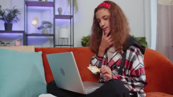 Portræt Preteen Pige Ved Hjælp Kreditkort Bærbare Computer Mens Overføre – Stock-video