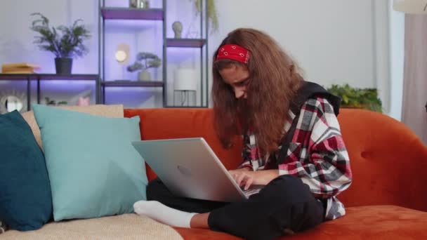 Mijn God Wow Verrast Jong Meisje Gebruik Maken Van Laptop — Stockvideo