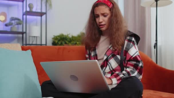 Portré Kaukázusi Tizenéves Lány Használja Laptop Gépelés Böngészés Működik Elveszíti — Stock videók