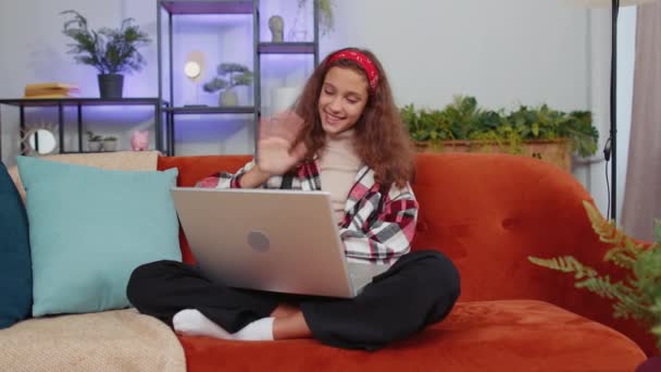 Preteen Fille Assise Sur Canapé Regardant Caméra Faire Une Vidéoconférence — Video