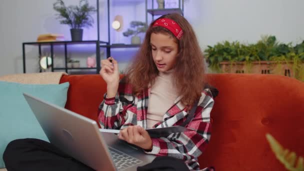Jonge Tiener Meisje Student Freelancer Studie Met Boek Thuis Laptop — Stockvideo