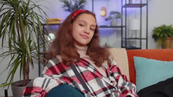 Oturma Odasındaki Kanepede Kameraya Bakan Yaşındaki Mutlu Genç Kız Öğrenci — Stok video