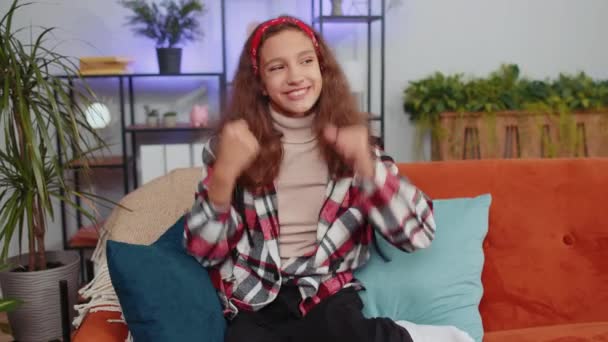 Šťastné Předpubertální Dívka Křičí Slaví Úspěch Vítězství Gól Úspěch Dobré — Stock video