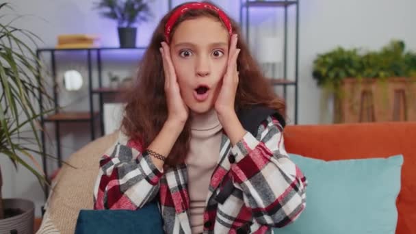 Mój Boże Wow Nastoletnia Dziewczynka Dziecko Zaskoczony Patrząc Aparat Dużymi — Wideo stockowe