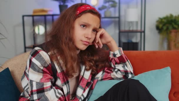 Trist Ensom Tenåringsjente Hjemme Som Tenker Livets Bekymringer Eller Ugjengjeldt – stockvideo