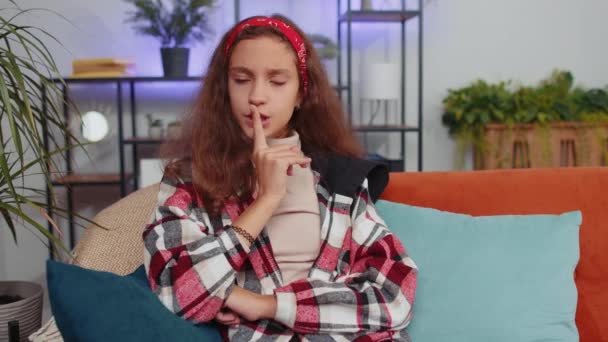 Sessiz Sessiz Lütfen Genç Kız Işaret Parmağını Dudaklarına Bastırıyor Sessizlik — Stok video