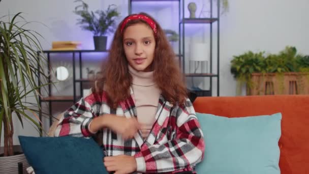 Szia Portré Kaukázusi Tinédzser Lányról Aki Izgatottan Mosolyog Kamerára Mutat — Stock videók