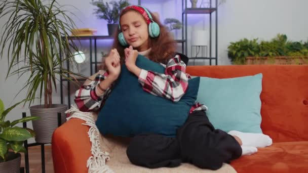 Happy Overjoyed Preteen Νεαρό Κορίτσι Ασύρματα Ακουστικά Χαλαρώνοντας Ξαπλωμένος Πορτοκαλί — Αρχείο Βίντεο