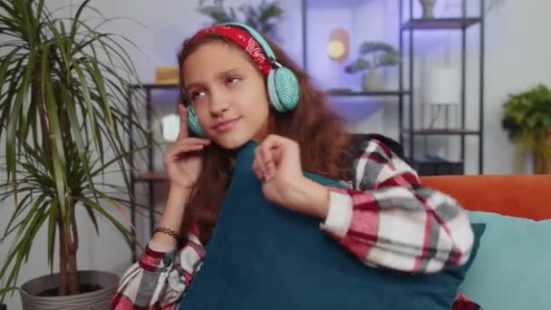 Kablosuz Kulaklıklı Turuncu Koltukta Uzanmış Sevilen Disko Dansını Dinleyen Mutlu — Stok video