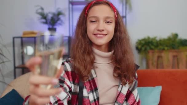 Vreugdevolle Tiener Kind Kind Houden Glas Champagne Juichen Drinken Vieren — Stockvideo