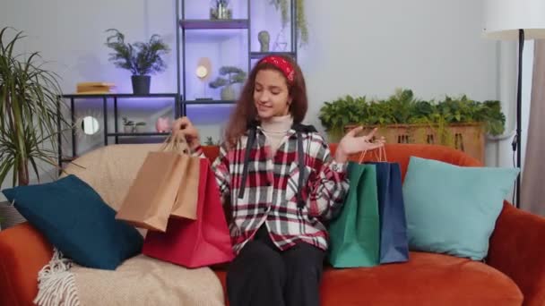 12岁以下快乐的未成年女童购物狂消费者带着购物袋购物后回家 在现代公寓 青少年购物者满意地收到了网上订购的邮包 — 图库视频影像