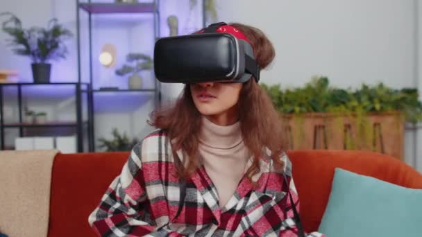 Tini Lány Virtuális Valóság Futurisztikus Technológia App Fejhallgató Sisak Játszani — Stock videók