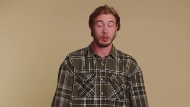 Emocionado Hombre Sorprendido 20S Camisa Tocando Cabeza Mostrando Explosión Buscando — Vídeo de stock