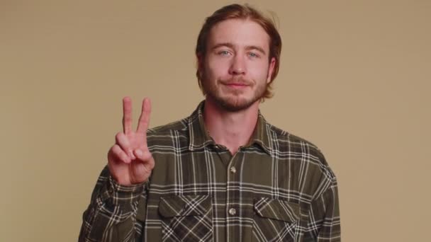 Kareli Gömlekli Sakallı Adam Zafer Işareti Gösteriyor Başarı Kazanma Umuduyla — Stok video